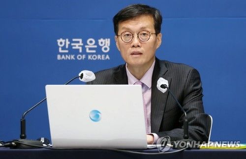 금융통화위원회 기자간담회 하는 이창용 총재