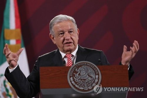 정례 기자회견하는 멕시코 대통령