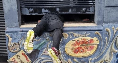 육중한 철제창문에 깔려 움직이지 못하는 도둑