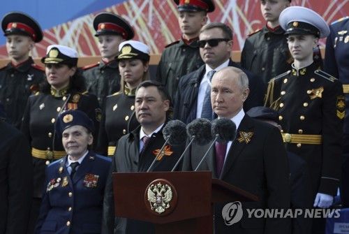 러 전승절 행사에서 연설하는 푸틴 대통령