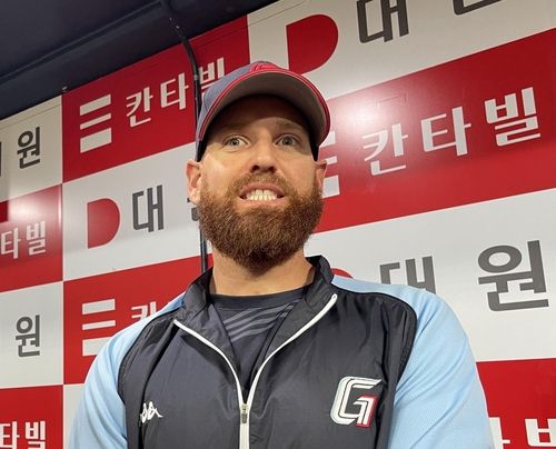 시즌 2승을 거두고 활짝 웃는 롯데 댄 스트레일리