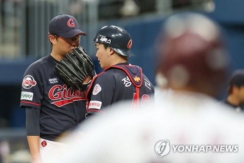 박세웅과 대화 나누는 정보근(오른쪽)