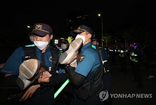 대법원 앞 야간문화제 차단