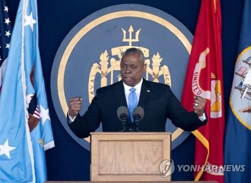 미 해군사관학교 졸업식에서 연설 중인 로이드 오스틴 미 국방장관