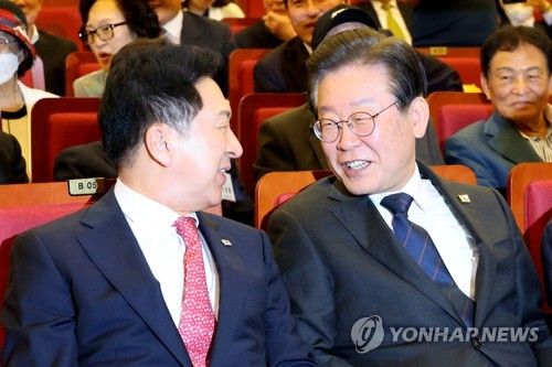 웃으며 대화하는 여야 대표