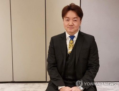 인터뷰하는 박서영 회장