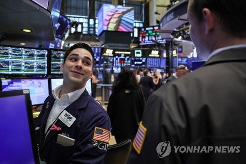 NYSE 입회장에서 일하는 트레이더들의 모습