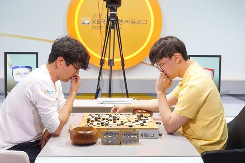 박영훈(왼쪽) 9단이 최종 5국에서 박현수 5단에게 불계승했다.