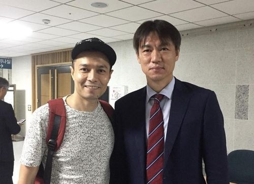 생활체육 관련 토론회에서 홍명보 감독과 사진을 찍은 압두왈리 아부두레헤만