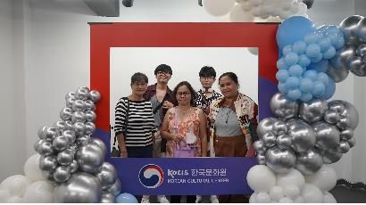 영화 상영회에 참석한 필리핀인 가족