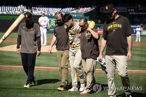 26일 워싱턴과 경기에서 파울 타구에 왼쪽 무릎을 맞은 김하성