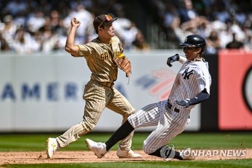 8회 병살 수비를 펼치는 김하성 