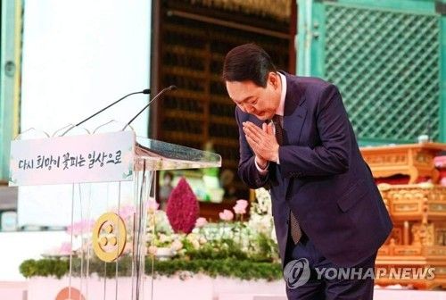 봉축법요식 합장하는 윤석열 당선인