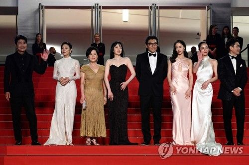 '거미집'으로 제76회 칸국제영화제 레드카펫을 밟는 배우진과 김지운 감독. 박정수는 왼쪽에서 세 번째.