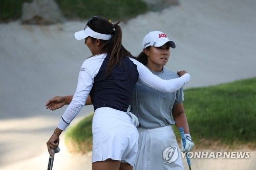 경기를 끝낸 뒤 인사하는 앨리슨 리(왼쪽)와 대니엘 강. 