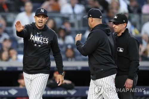 심판에게 항의하는 에런 분(왼쪽) 뉴욕 양키스 감독