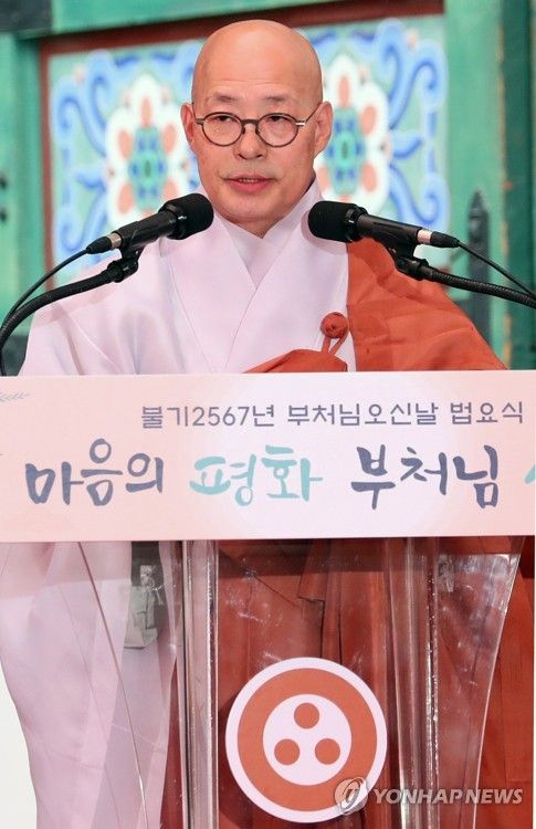 봉축사 하는 조계종 총무원장 진우스님
