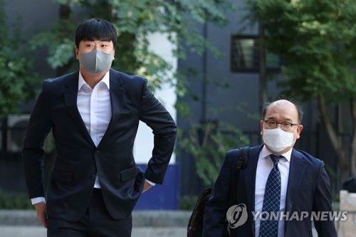 서울서부지법 출석한 이영하