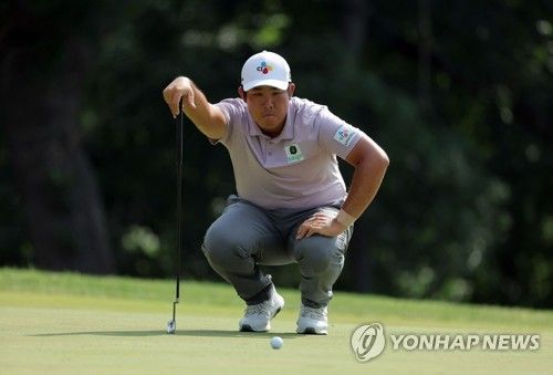 2라운드 5번 홀 그린 살피는 안병훈