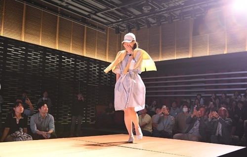 HD현대 패션쇼에서 런웨이에 올라 수줍어하는 한 직원