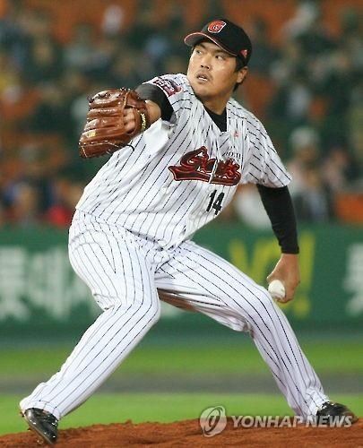 롯데 강영식 코치의 현역 시절 투구 장면