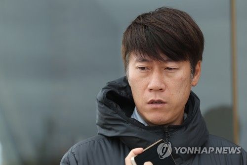 취재진 질문에 답하는 김은중 감독