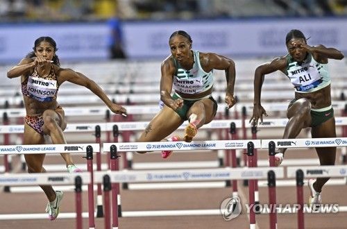 여자 100ｍ 허들 카마초-퀸(가운데)
