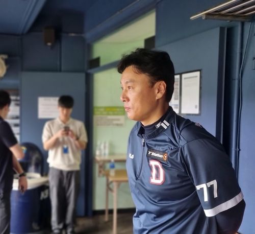 경기장 바라보는 이승엽 두산 베어스 감독