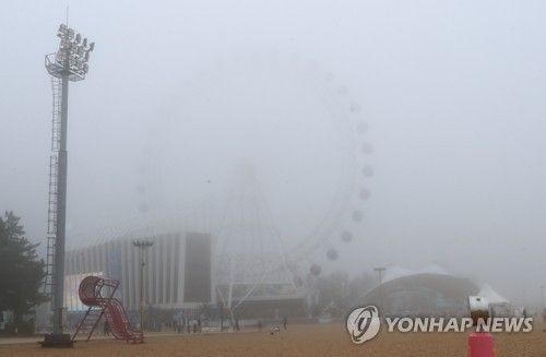 안개에 묻힌 놀이시설