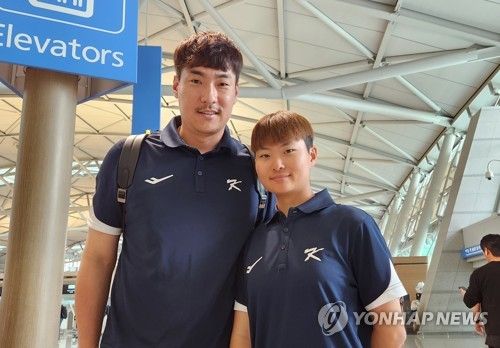 포즈 취하는 이동현 코치와 박민성