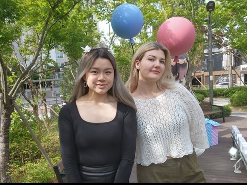 하이브 사옥 인근에서 만난 루시(21·왼쪽)씨와 니나(22)씨