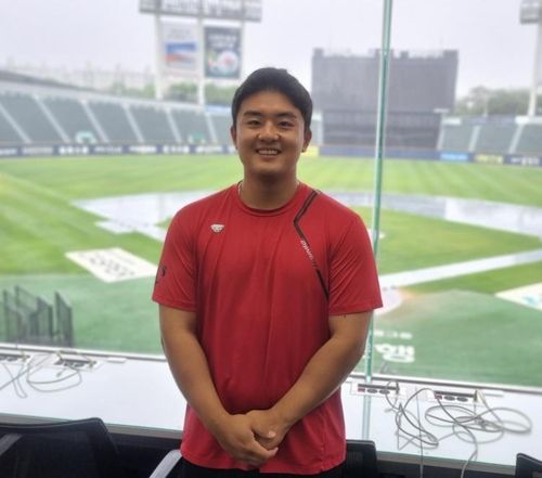 SSG 훈련복 입고 활짝 웃는 강진성