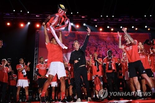 통산 38번째 포르투갈 1부리그 우승 트로피를 들어 올리는 벤피카