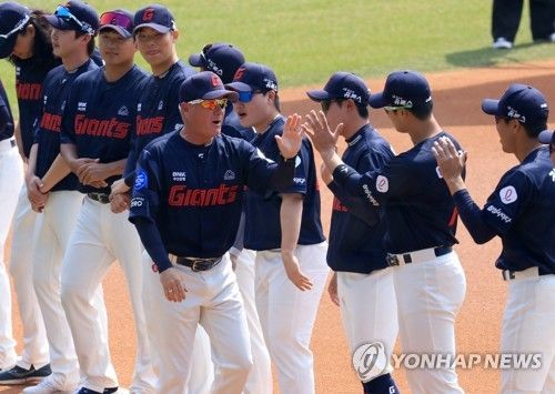 선수들과 하이파이브하는 서튼 감독