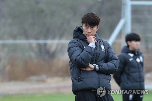 훈련 지켜보는 김은중 감독