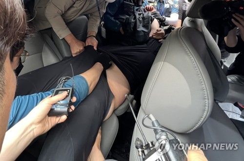 착륙 중 항공기 출입문 개방한 30대 긴급체포