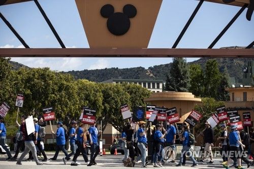 미 캘리포니아주 버뱅크 디즈니스튜디오 앞에서 시위하는 미국작가조합(WGA)