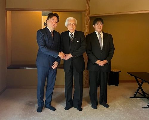 박서영 대한승마협회 회장(왼쪽)과 센 겐시쓰 일본마술연맹 회장(가운데)