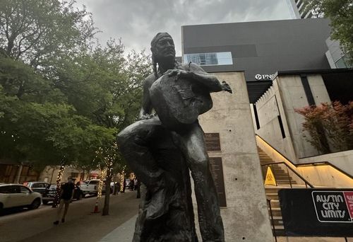 텍사스주 오스틴 시내에 설치된 윌리 넬슨의 동상