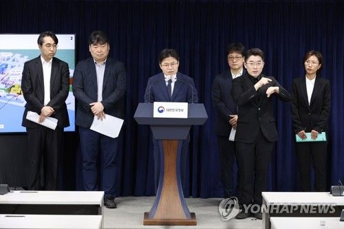 질문에 답하는 유국희 후쿠시마 원전 현장시찰단장