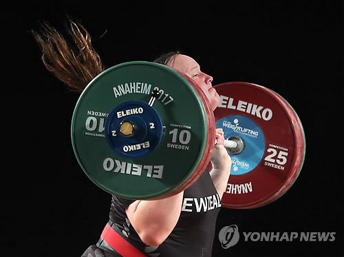 허버드, 트랜스젠더 최초로 세계역도선수권 메달 획득