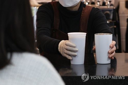 서울 은평구청 청사 내 카페에서 구청 직원들이 개인 다회용컵에 음료를 받고 있다. [연합뉴스 자료사진]