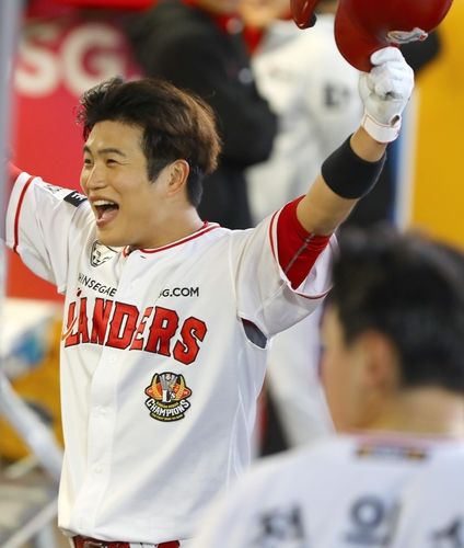 3일 인천 kt전에서 시즌 첫 홈런을 치고 기뻐하는 SSG 김민식