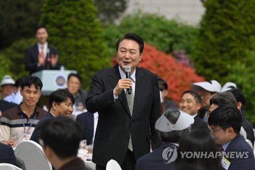 출입기자단과 오찬 간담회 갖는 윤석열 대통령
