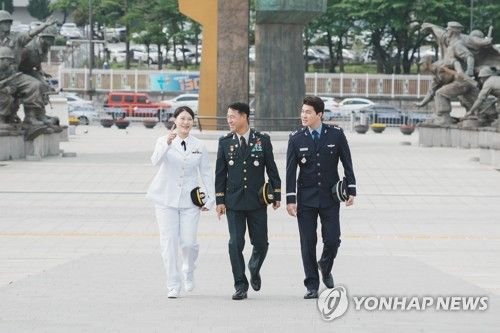 가정의 달 맞아 이색 군 가족 프로야구 시구