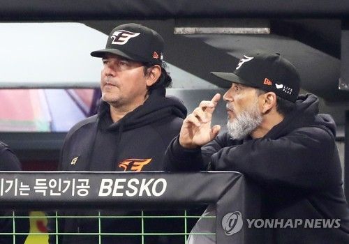 경기 지켜보는 한화 수베로 감독