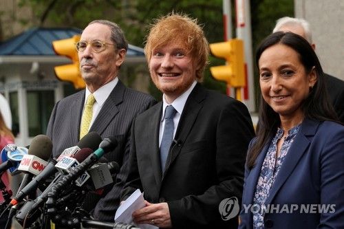 표절 소송서 승리한 뒤 기자회견하는 에드 시런