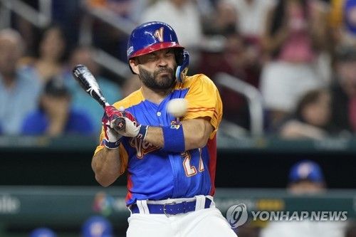 WBC에서 공에 맞는 호세 알투베