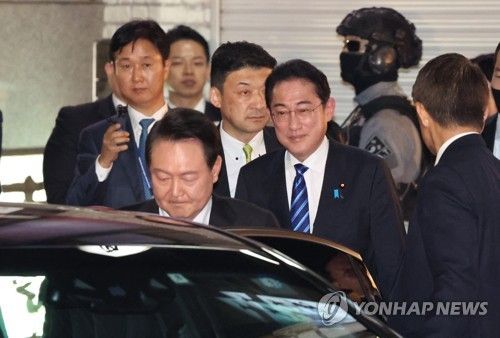 만찬장 나서는 한일 정상