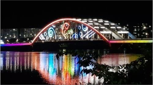 소양 2교 한쪽 면의 미디어파사드 